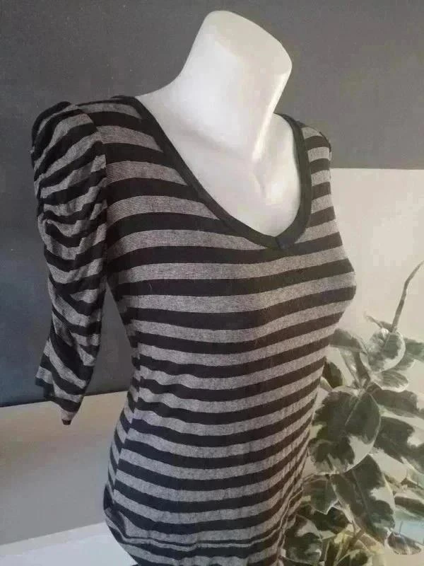 Top rayé manches plissées noir et doré
